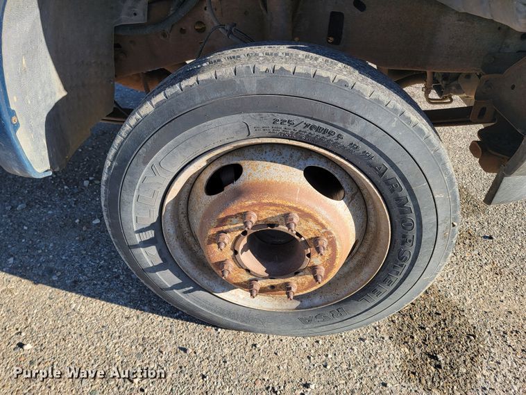 image for item LL9767 2001 Ford F550 Super Duty  flatbed truck