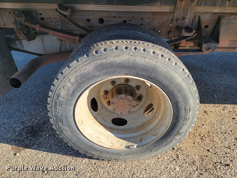 image for item LL9767 2001 Ford F550 Super Duty  flatbed truck