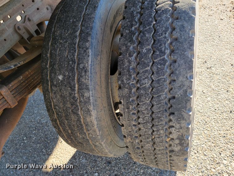 image for item LL9767 2001 Ford F550 Super Duty  flatbed truck