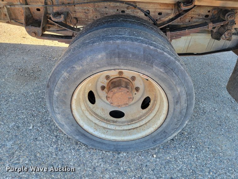 image for item LL9767 2001 Ford F550 Super Duty  flatbed truck