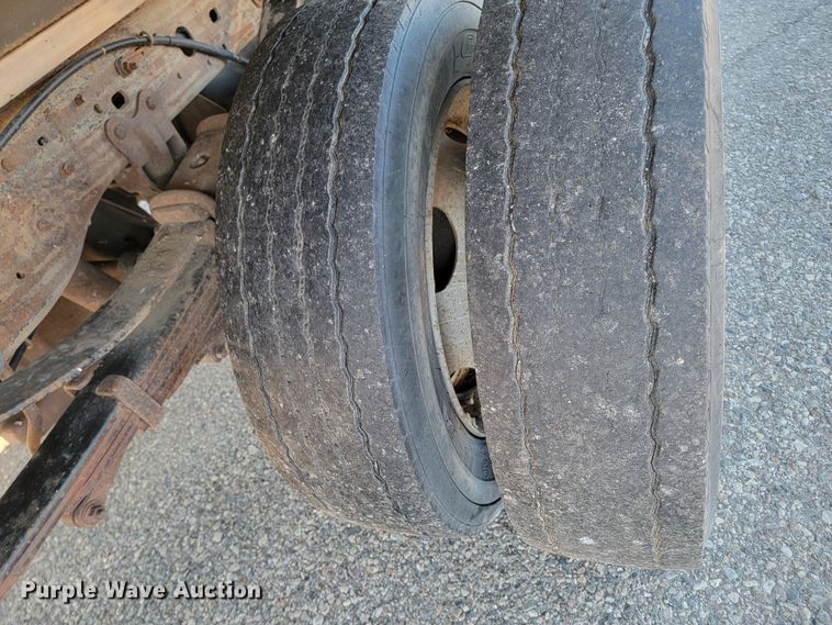 image for item LL9767 2001 Ford F550 Super Duty  flatbed truck