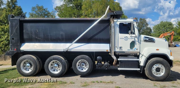 image for item LM9776 2016 Western Star 4700SF  dump truck