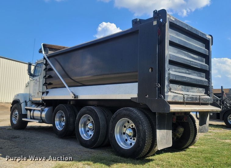 image for item LM9776 2016 Western Star 4700SF  dump truck