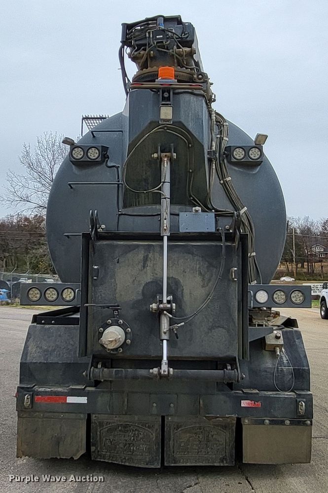 image for item LR9092 2014 Caterpillar CT660 tri-drive hydrovac truck