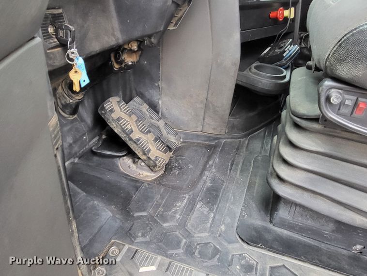 image for item LR9092 2014 Caterpillar CT660 tri-drive hydrovac truck