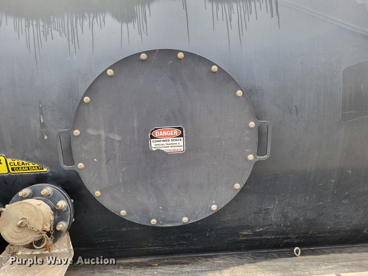 image for item LR9092 2014 Caterpillar CT660 tri-drive hydrovac truck