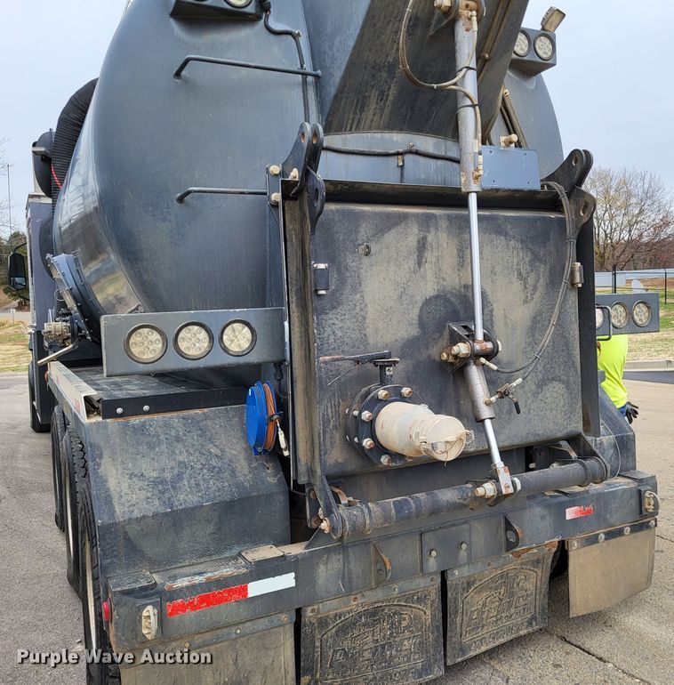 image for item LR9092 2014 Caterpillar CT660 tri-drive hydrovac truck