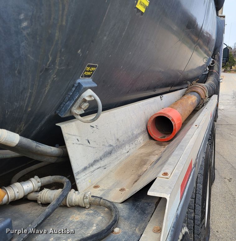 image for item LR9092 2014 Caterpillar CT660 tri-drive hydrovac truck