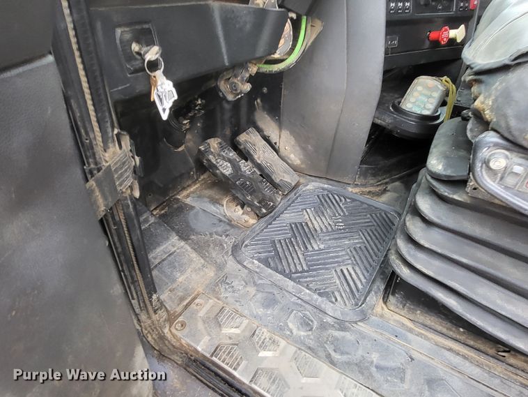 image for item LR9093 2014 Caterpillar CT660  tri-drive hydrovac truck