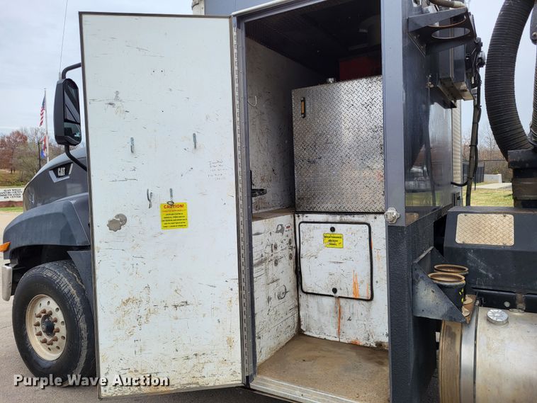 image for item LR9093 2014 Caterpillar CT660  tri-drive hydrovac truck