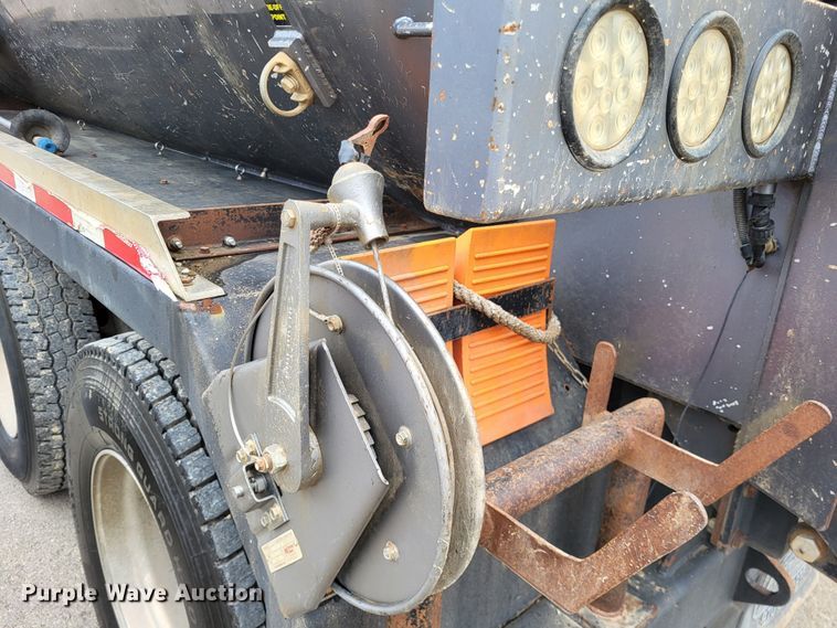 image for item LR9093 2014 Caterpillar CT660  tri-drive hydrovac truck