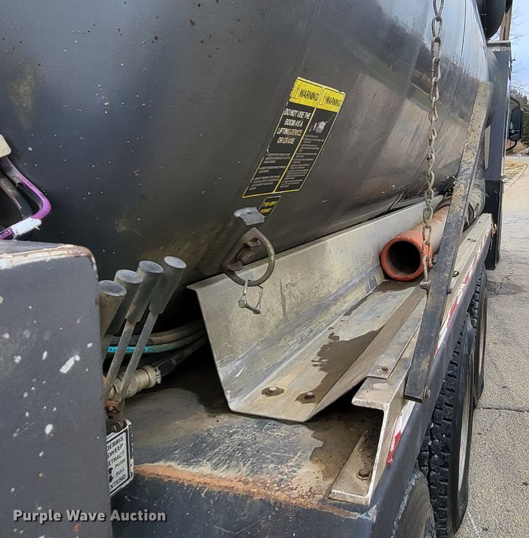 image for item LR9093 2014 Caterpillar CT660  tri-drive hydrovac truck