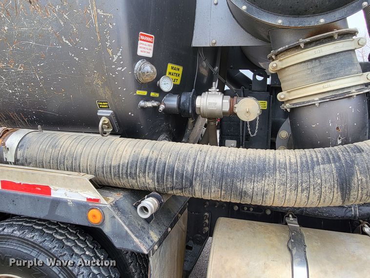 image for item LR9093 2014 Caterpillar CT660  tri-drive hydrovac truck