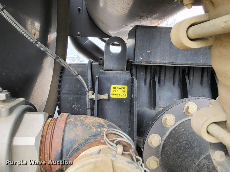 image for item LR9093 2014 Caterpillar CT660  tri-drive hydrovac truck