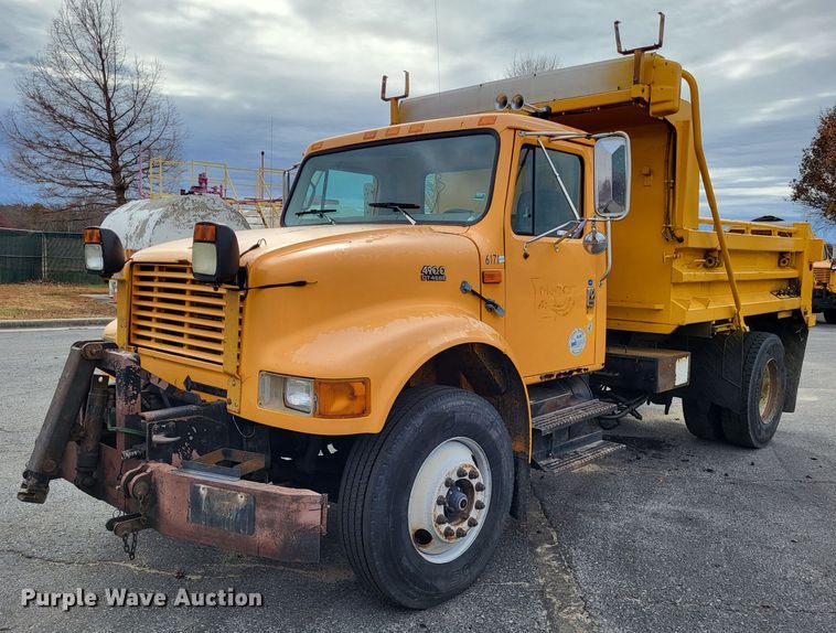 image for item LR9126 2000 International 4900  dump truck