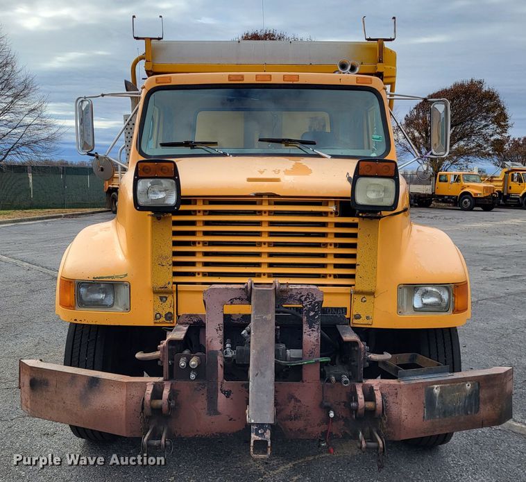 image for item LR9126 2000 International 4900  dump truck