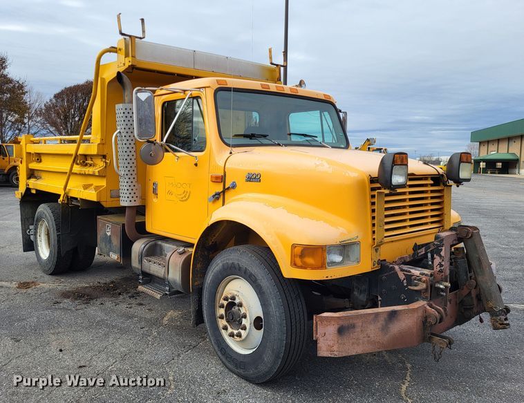 image for item LR9126 2000 International 4900  dump truck