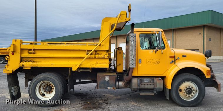 image for item LR9126 2000 International 4900  dump truck