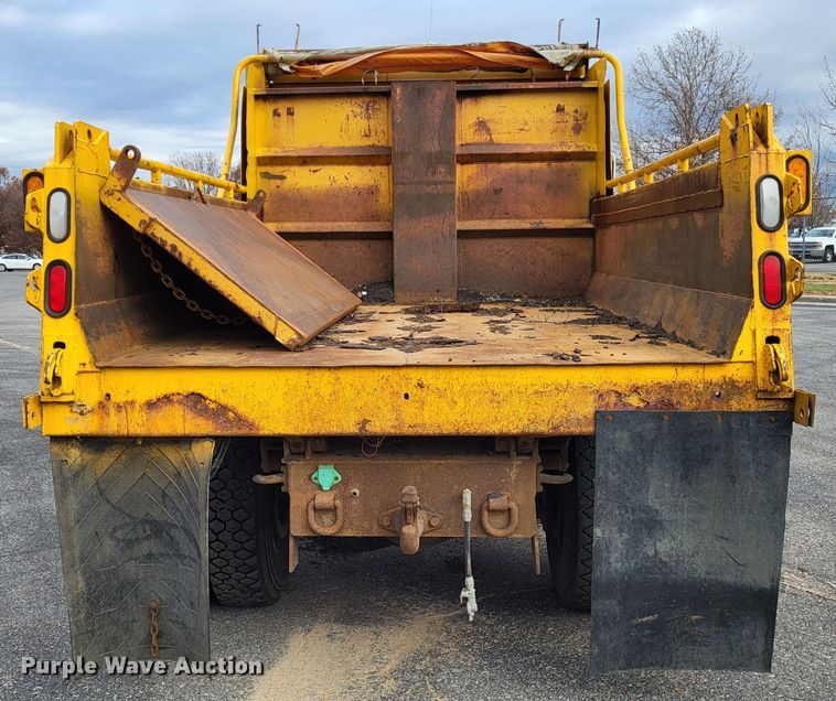 image for item LR9126 2000 International 4900  dump truck