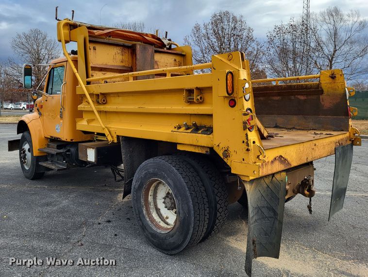 image for item LR9126 2000 International 4900  dump truck