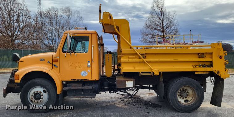 image for item LR9126 2000 International 4900  dump truck