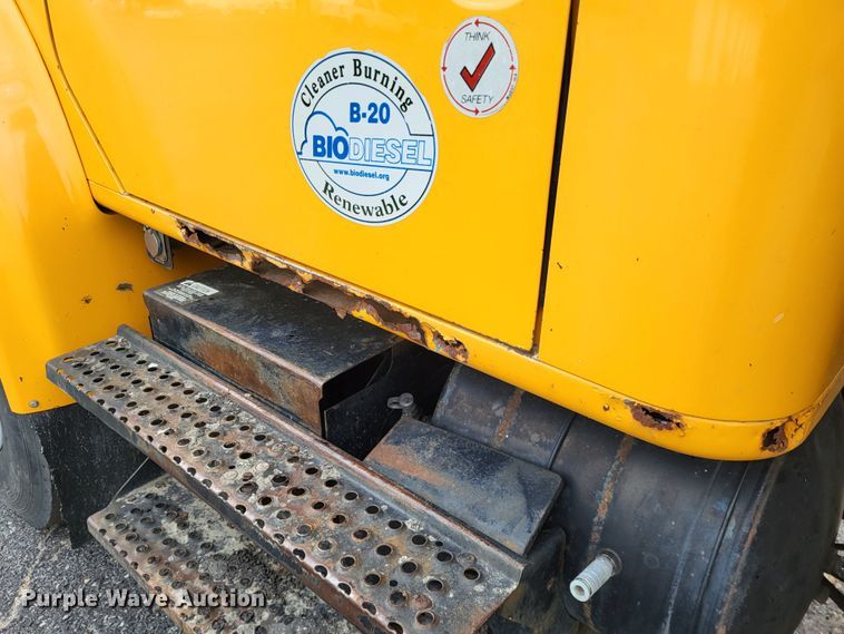 image for item LR9126 2000 International 4900  dump truck