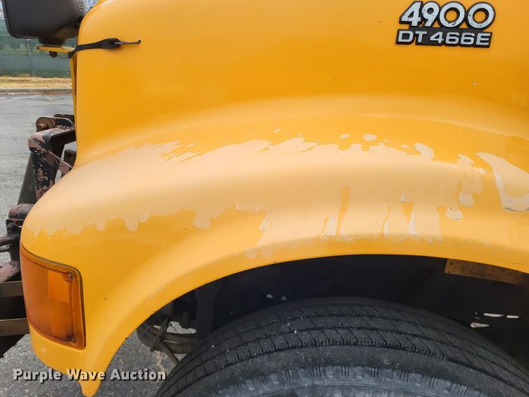 image for item LR9126 2000 International 4900  dump truck