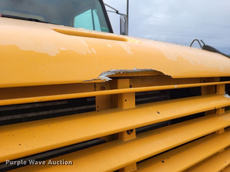 image for item LR9126 2000 International 4900  dump truck