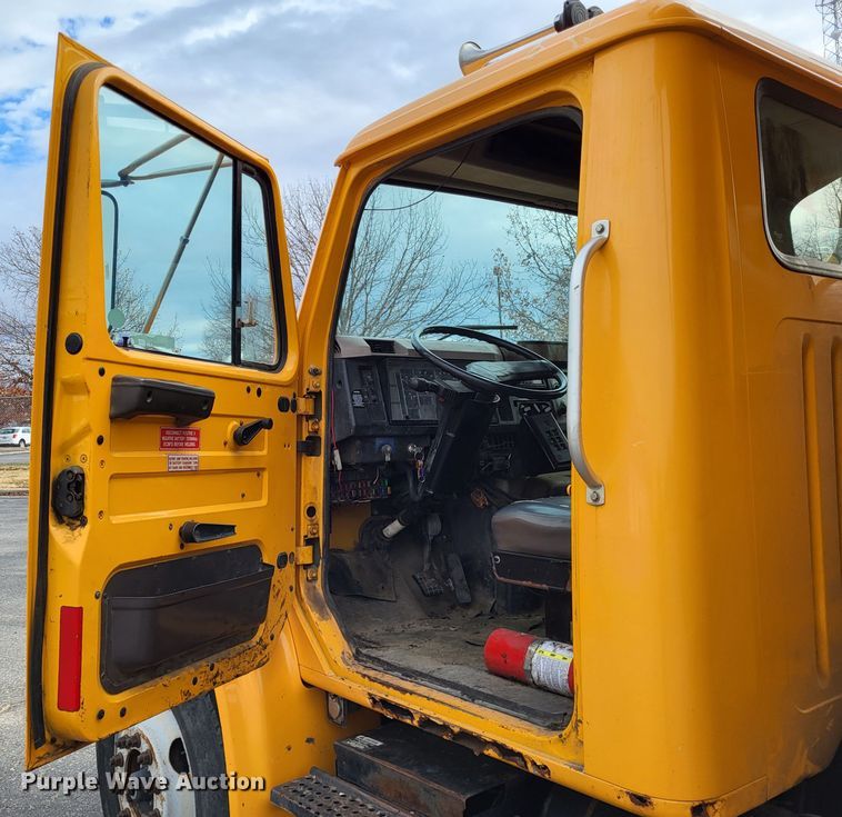 image for item LR9126 2000 International 4900  dump truck