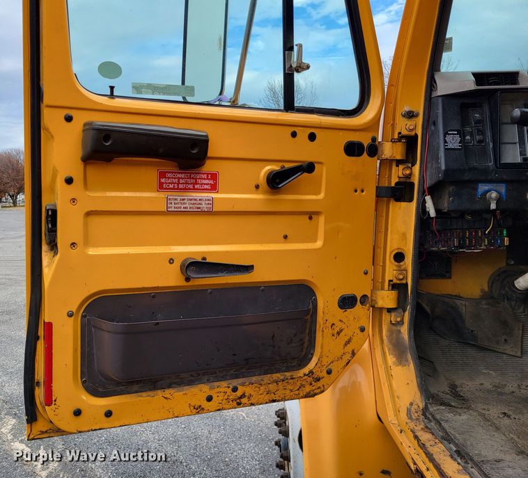 image for item LR9126 2000 International 4900  dump truck