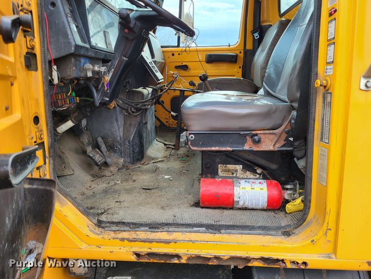 image for item LR9126 2000 International 4900  dump truck