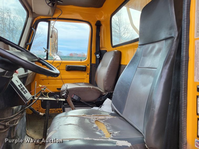 image for item LR9126 2000 International 4900  dump truck