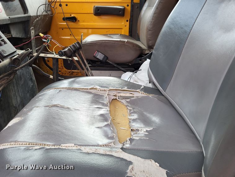 image for item LR9126 2000 International 4900  dump truck