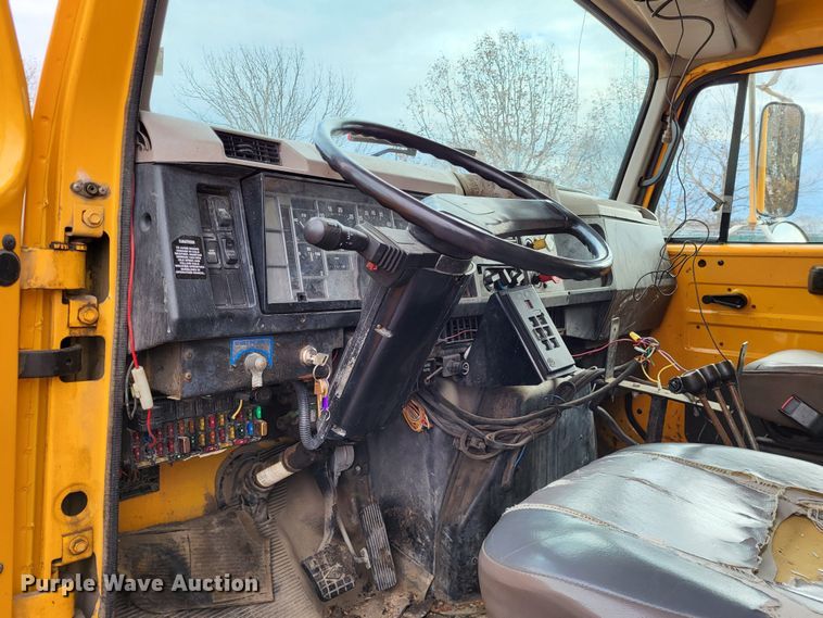 image for item LR9126 2000 International 4900  dump truck