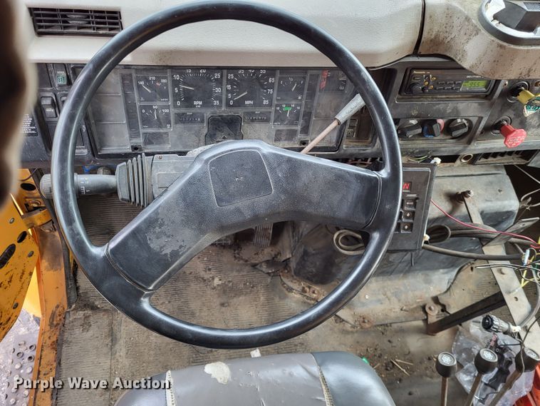 image for item LR9126 2000 International 4900  dump truck