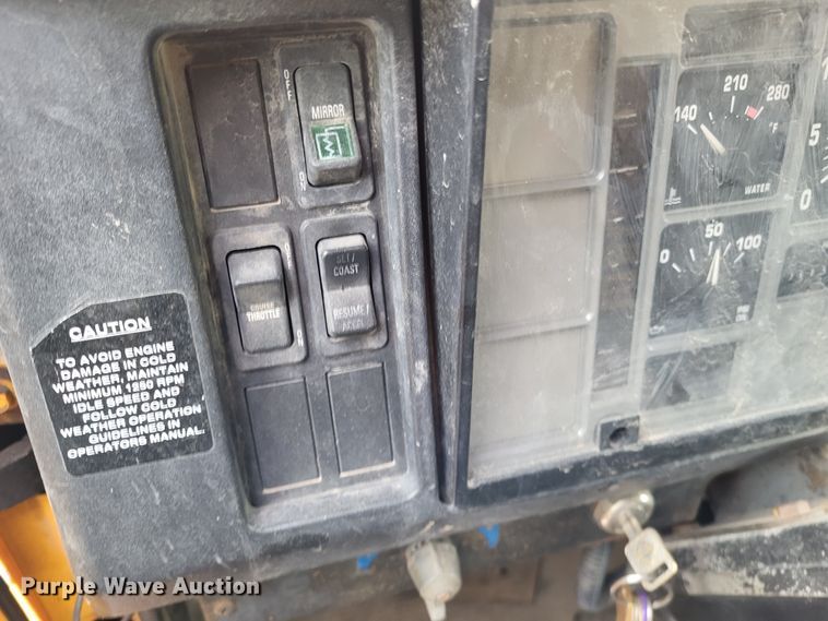 image for item LR9126 2000 International 4900  dump truck