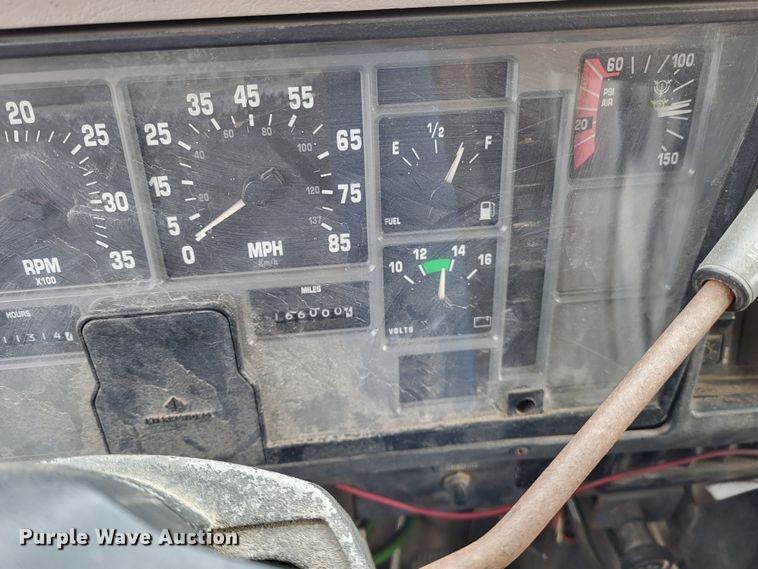 image for item LR9126 2000 International 4900  dump truck