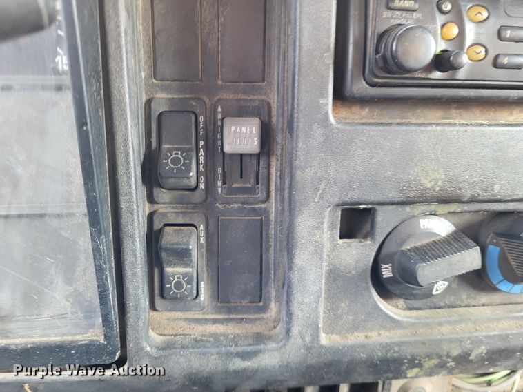 image for item LR9126 2000 International 4900  dump truck