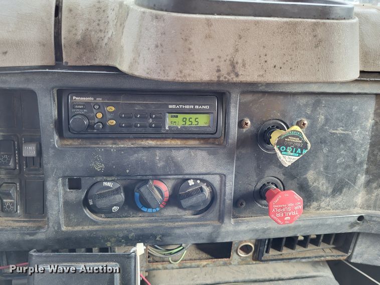 image for item LR9126 2000 International 4900  dump truck