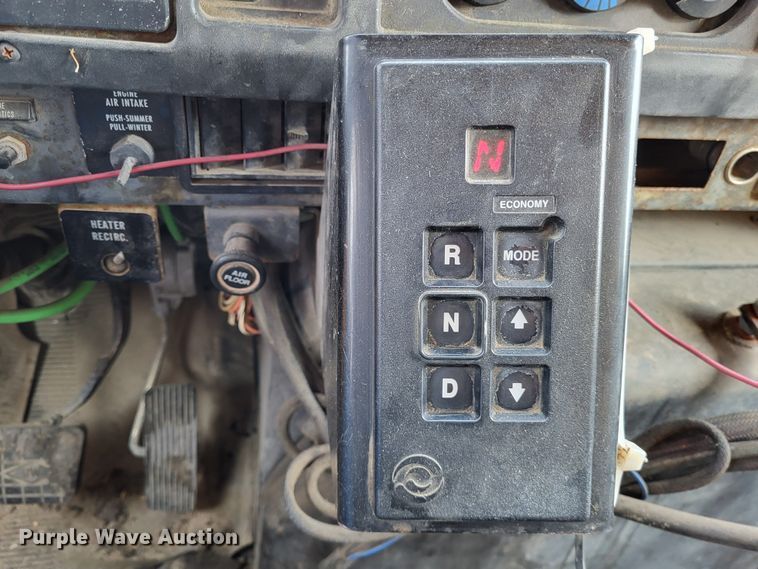 image for item LR9126 2000 International 4900  dump truck