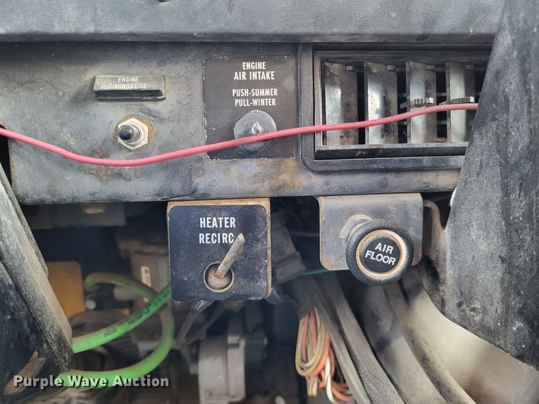 image for item LR9126 2000 International 4900  dump truck