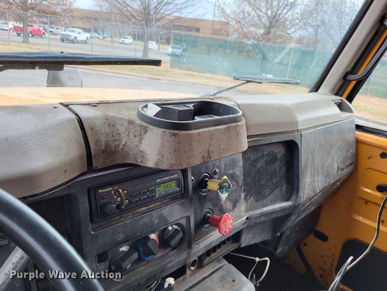 image for item LR9126 2000 International 4900  dump truck