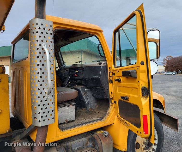 image for item LR9126 2000 International 4900  dump truck