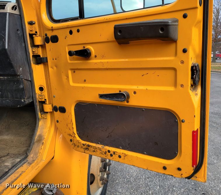 image for item LR9126 2000 International 4900  dump truck