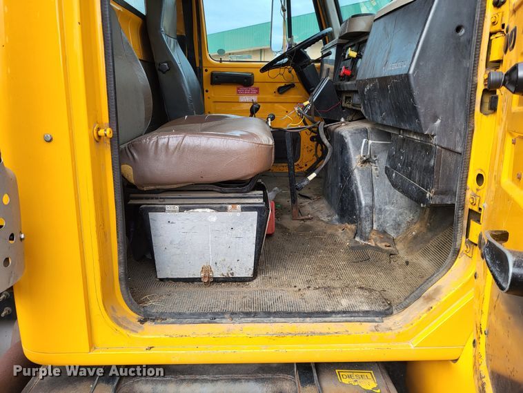 image for item LR9126 2000 International 4900  dump truck