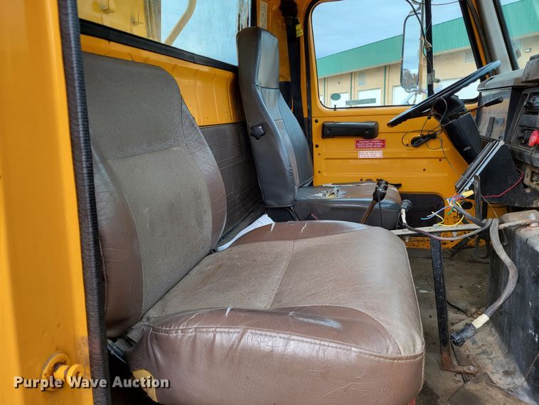 image for item LR9126 2000 International 4900  dump truck