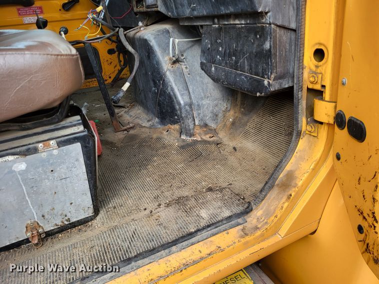 image for item LR9126 2000 International 4900  dump truck