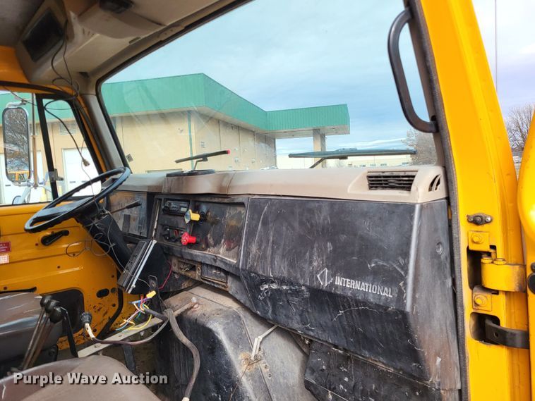 image for item LR9126 2000 International 4900  dump truck