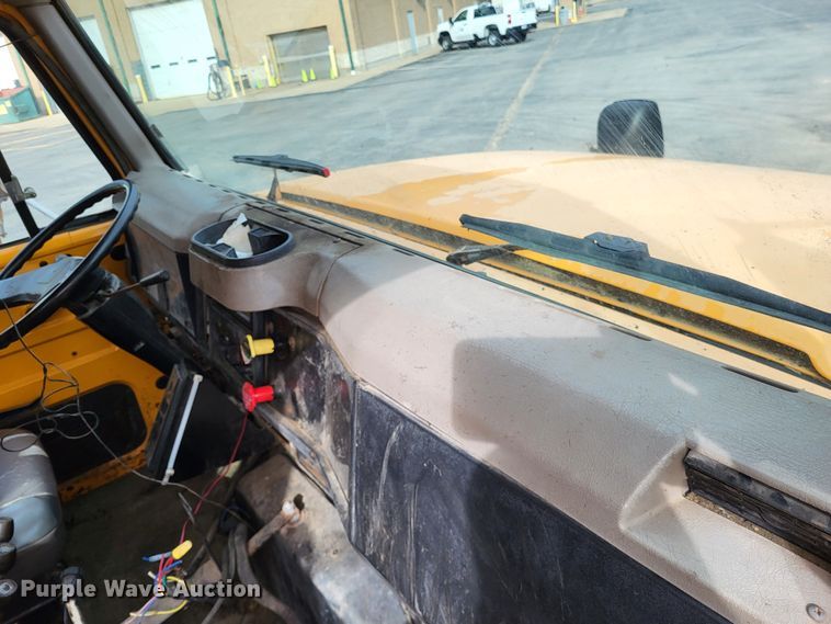 image for item LR9126 2000 International 4900  dump truck