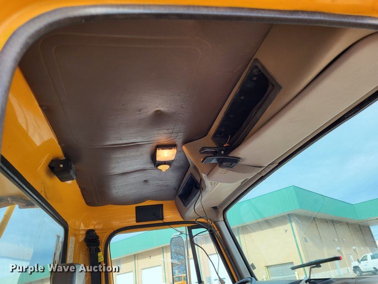 image for item LR9126 2000 International 4900  dump truck